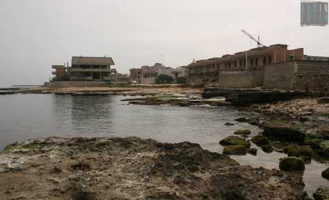 Mola, quelle villette fantasma adagiate sul mare da pi di vent'anni